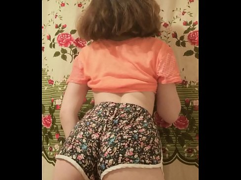 ❤️ Sexet ung babe laver en striptease ved at filme sine shorts på kamera ️ Super sex at da.ixiporn.ru ️❤