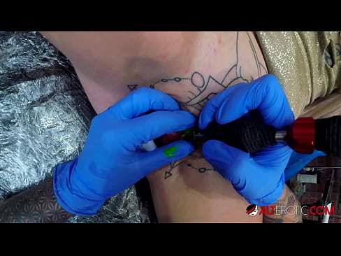 ❤️ Ekstremt tatoveret hottie Sully Savage fik en tatovering på sin klitoris ️ Super sex at da.ixiporn.ru ️❤