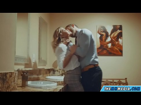❤️ Når en barmfagre blondine forfører dig på et offentligt toilet ️ Super sex at da.ixiporn.ru ️❤